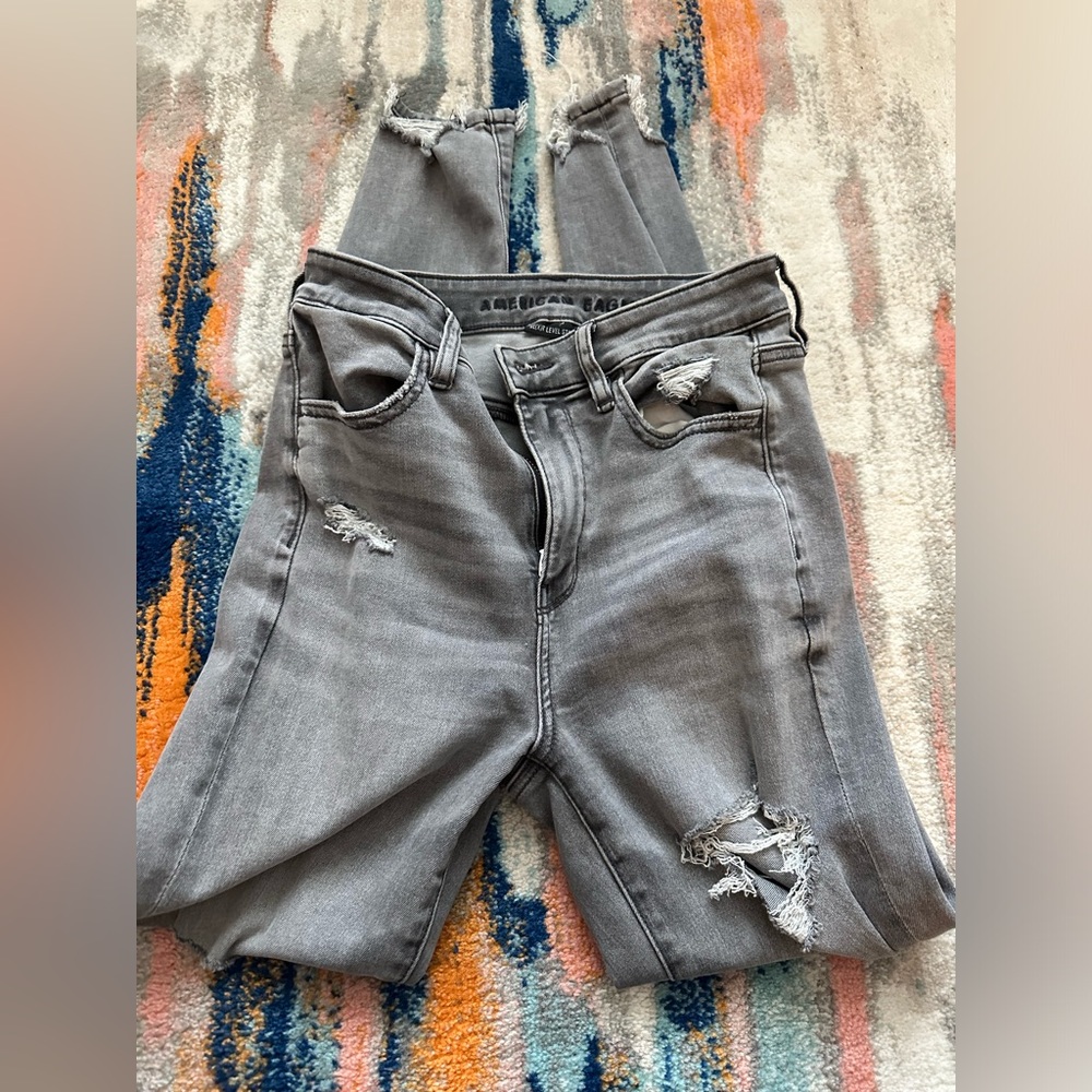 American Eagle Gray Wash Skinny Jeans with holes in a women’s size 6